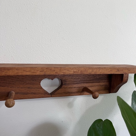 Vintage wooden heart design wall shelf with pegs - Picture 1 of 6